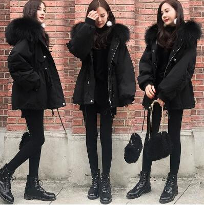 Modern női téli kabát kapucnival és fekete pehellyel