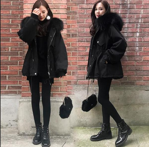 Modern női téli kabát kapucnival és fekete pehellyel