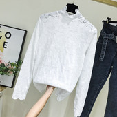 Μοντέρνα γυναικεία μπλούζα με κολάρο σε άσπρο, μαύρο και μπλε χρώμα