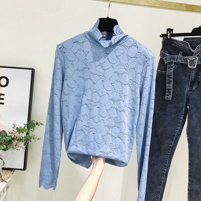 Μοντέρνα γυναικεία μπλούζα με κολάρο σε άσπρο, μαύρο και μπλε χρώμα