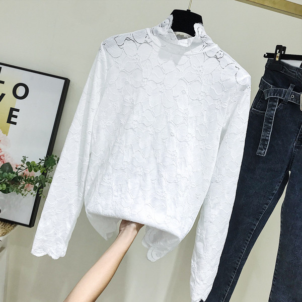 Μοντέρνα γυναικεία μπλούζα με κολάρο σε άσπρο, μαύρο και μπλε χρώμα