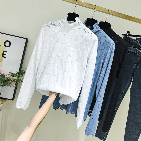 Μοντέρνα γυναικεία μπλούζα με κολάρο σε άσπρο, μαύρο και μπλε χρώμα