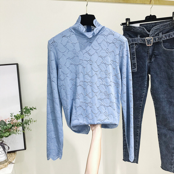 Μοντέρνα γυναικεία μπλούζα με κολάρο σε άσπρο, μαύρο και μπλε χρώμα