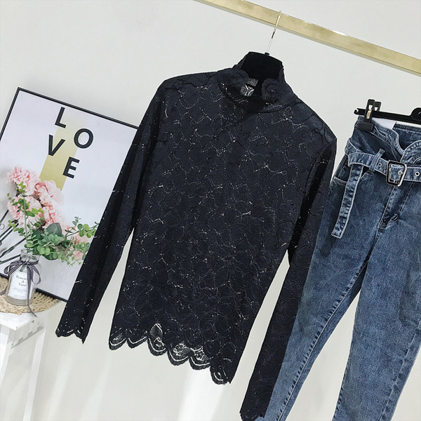 Μοντέρνα γυναικεία μπλούζα με κολάρο σε άσπρο, μαύρο και μπλε χρώμα