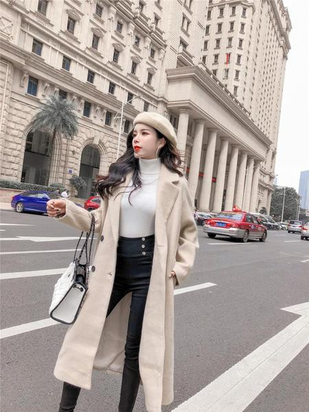 Hosszú, elegáns kabát bézs színű gombokkal