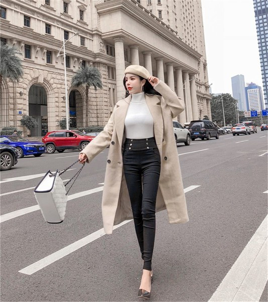 Hosszú, elegáns kabát bézs színű gombokkal