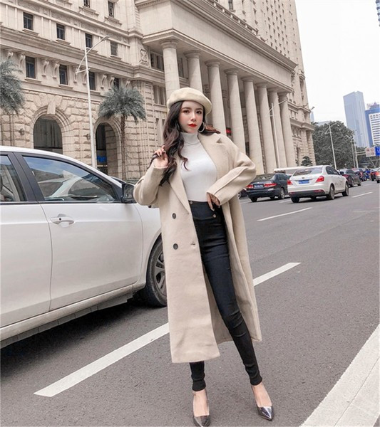 Hosszú, elegáns kabát bézs színű gombokkal