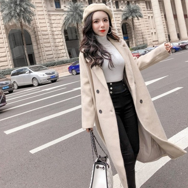 Hosszú, elegáns kabát bézs színű gombokkal