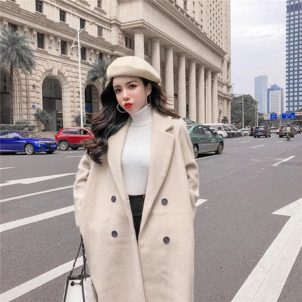 Hosszú, elegáns kabát bézs színű gombokkal