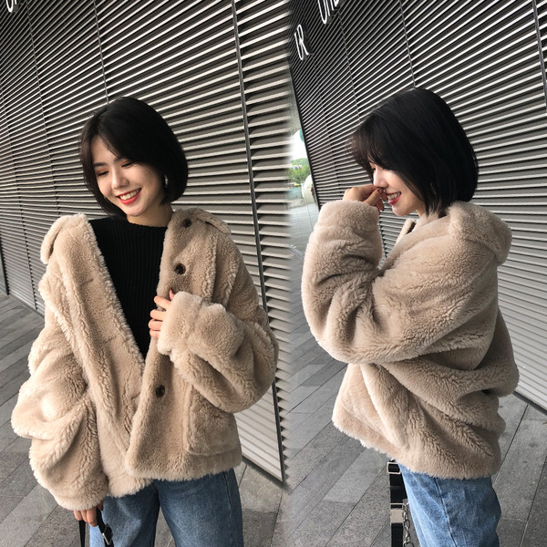 Modern női hosszú kabát bézs színű gombokkal és zsebekkel