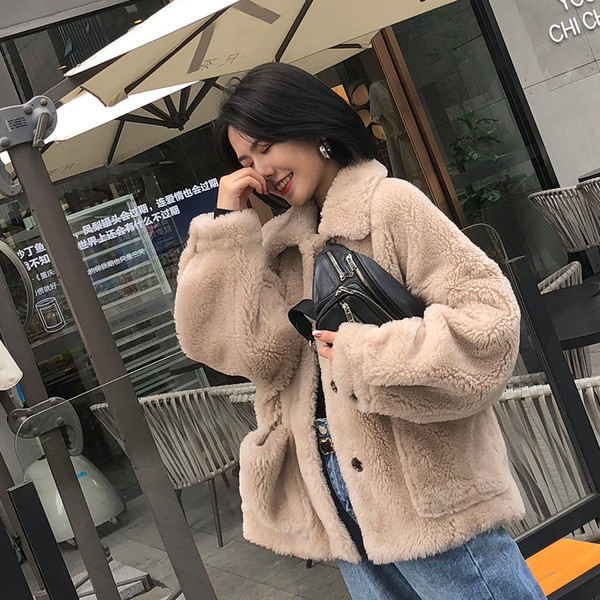 Modern női hosszú kabát bézs színű gombokkal és zsebekkel