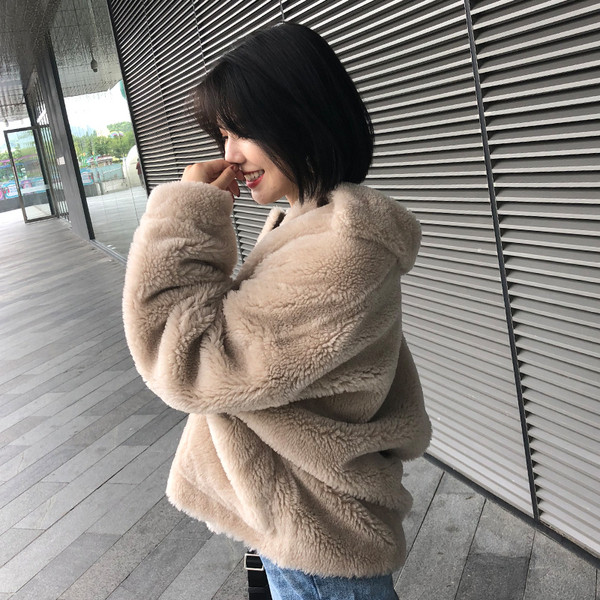 Modern női hosszú kabát bézs színű gombokkal és zsebekkel