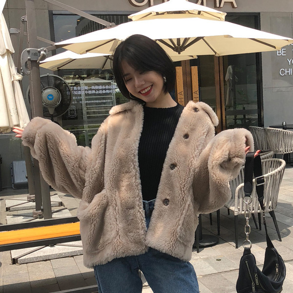 Modern női hosszú kabát bézs színű gombokkal és zsebekkel