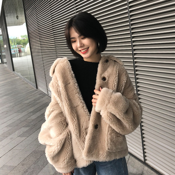 Modern női hosszú kabát bézs színű gombokkal és zsebekkel