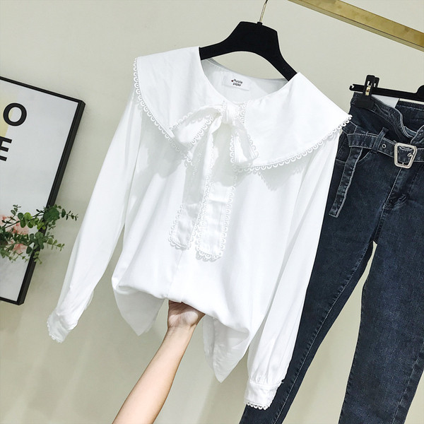 Ежедневна дамска риза с обло деколте и копчета в бял цвят