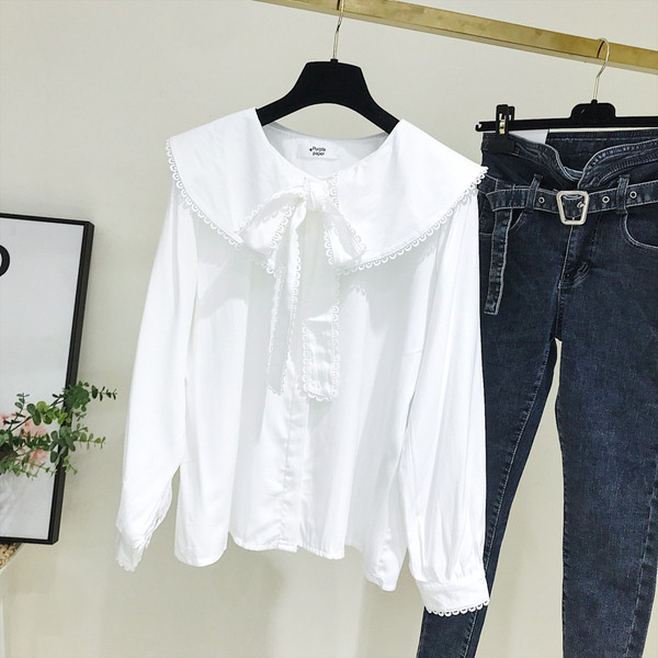 Ежедневна дамска риза с обло деколте и копчета в бял цвят