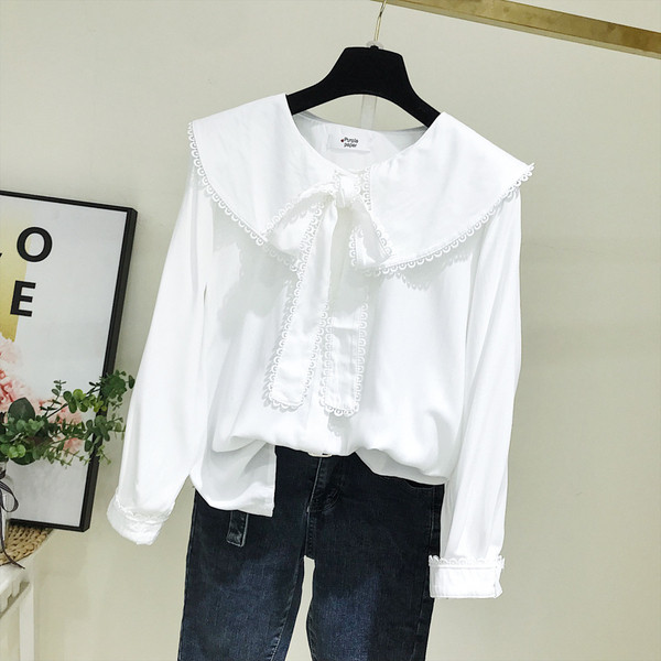 Ежедневна дамска риза с обло деколте и копчета в бял цвят