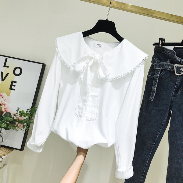 Ежедневна дамска риза с обло деколте и копчета в бял цвят