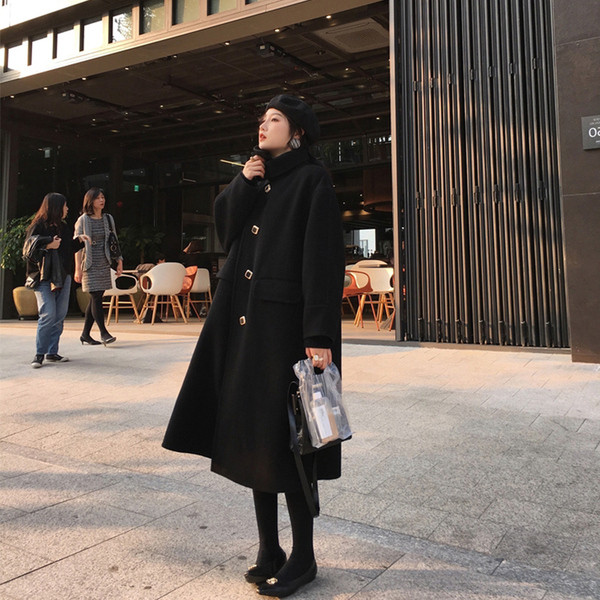 Modern, klasszikus női hosszú kabát, fekete gombokkal és zsebekkel