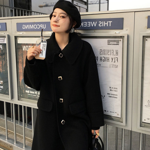 Modern, klasszikus női hosszú kabát, fekete gombokkal és zsebekkel