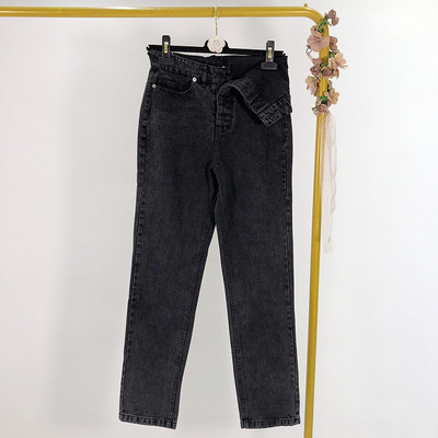 Egyenes fekete női farmer modell, aszimmetrikus rögzítéssel