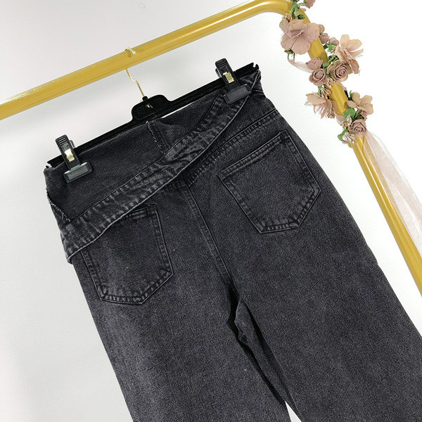 Egyenes fekete női farmer modell, aszimmetrikus rögzítéssel