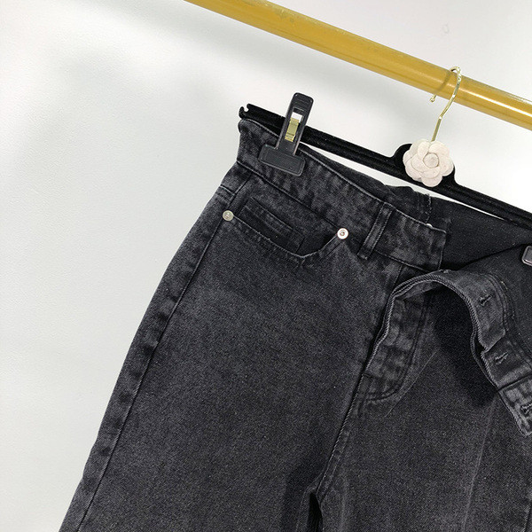 Egyenes fekete női farmer modell, aszimmetrikus rögzítéssel