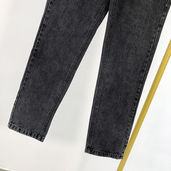 Egyenes fekete női farmer modell, aszimmetrikus rögzítéssel