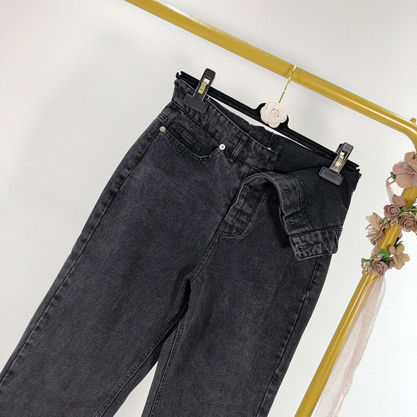 Egyenes fekete női farmer modell, aszimmetrikus rögzítéssel