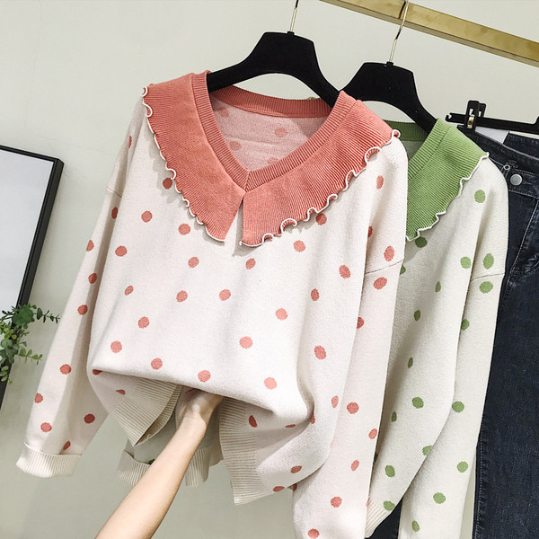 Pulover de damă actual cu buline și decolteu spitz în roz și verde