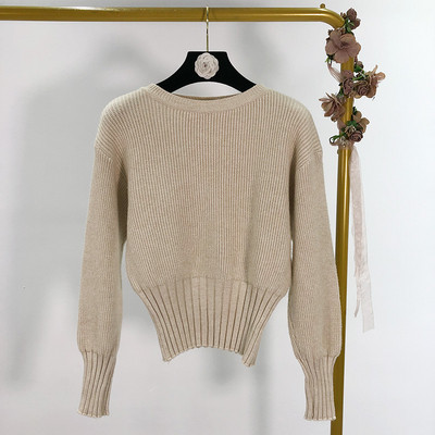 Pulover scurt de dama cu decolteu oval in alb, gri si bej