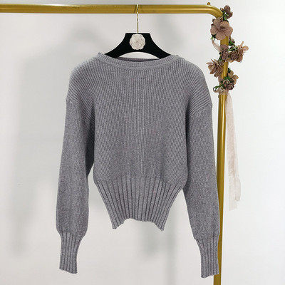 Pulover scurt de dama cu decolteu oval in alb, gri si bej