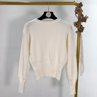 Pulover scurt de dama cu decolteu oval in alb, gri si bej