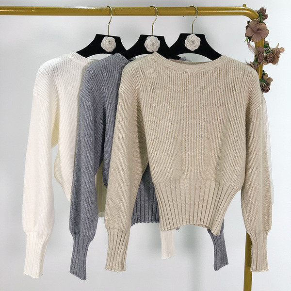 Pulover scurt de dama cu decolteu oval in alb, gri si bej