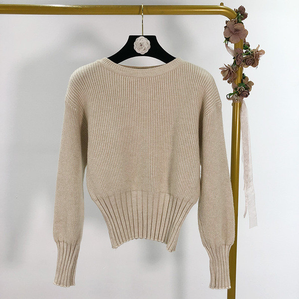 Pulover scurt de dama cu decolteu oval in alb, gri si bej