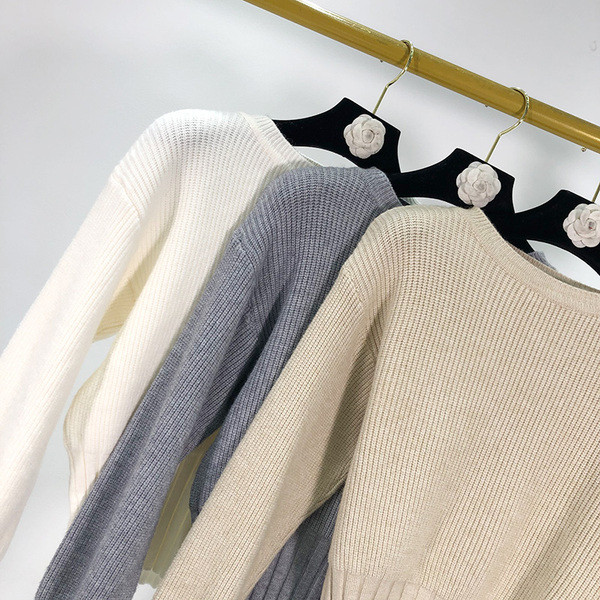 Pulover scurt de dama cu decolteu oval in alb, gri si bej