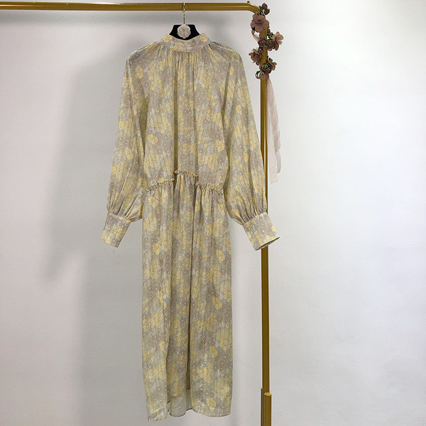 Hosszú tavaszi-őszi ruha derekán megkötővel, színes mintával