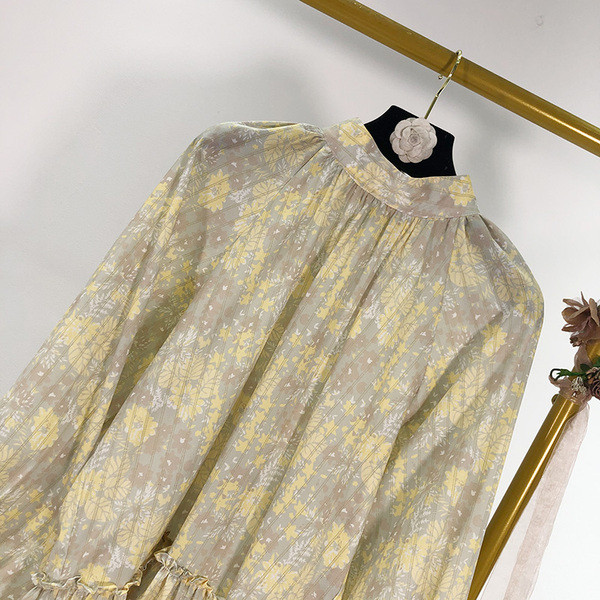 Hosszú tavaszi-őszi ruha derekán megkötővel, színes mintával