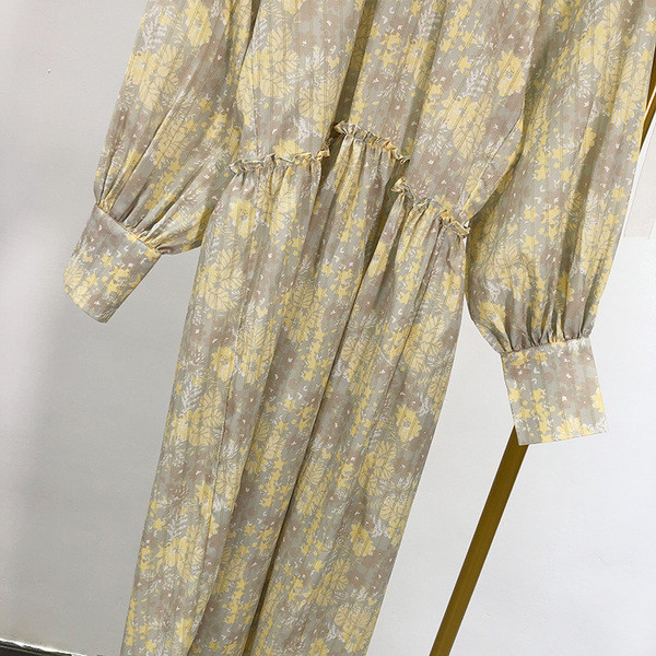 Hosszú tavaszi-őszi ruha derekán megkötővel, színes mintával