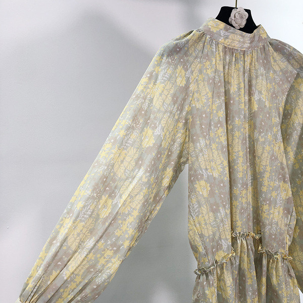 Hosszú tavaszi-őszi ruha derekán megkötővel, színes mintával