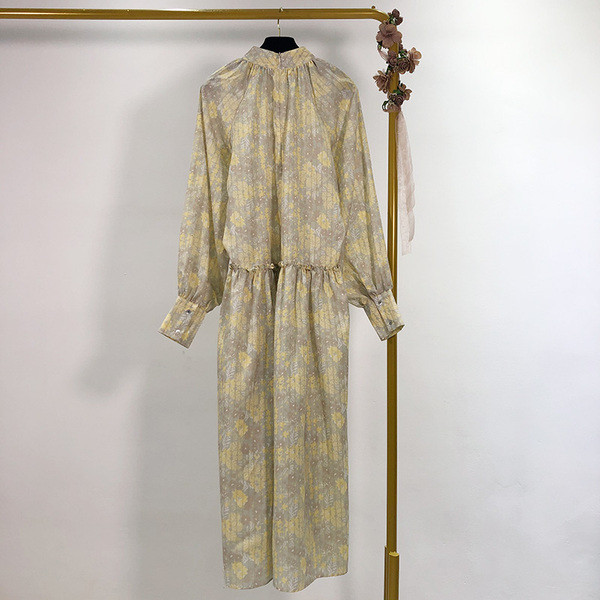 Hosszú tavaszi-őszi ruha derekán megkötővel, színes mintával