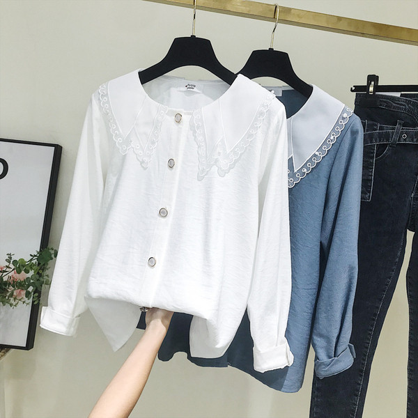 Cămașă modernă de damă cu decolteu rotund, nasturi și mâneci lungi în albastru și alb