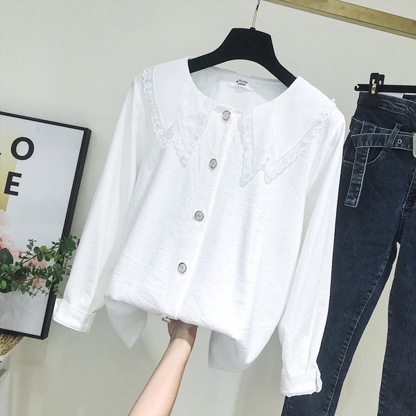 Cămașă modernă de damă cu decolteu rotund, nasturi și mâneci lungi în albastru și alb