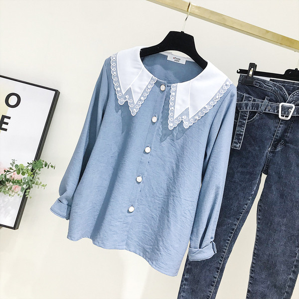 Cămașă modernă de damă cu decolteu rotund, nasturi și mâneci lungi în albastru și alb