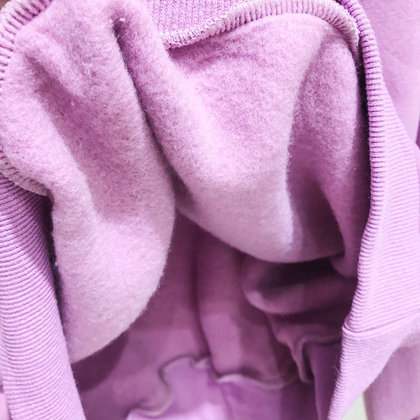 Bluză de damă modernă cu mâneci lungi și decolteu rotund în mov și alb