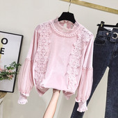 Κομψή γυναικεία μπλούζα με χαμηλό γιακά σε ροζ και άσπρο χρώμα