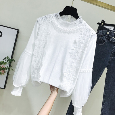 Κομψή γυναικεία μπλούζα με χαμηλό γιακά σε ροζ και άσπρο χρώμα