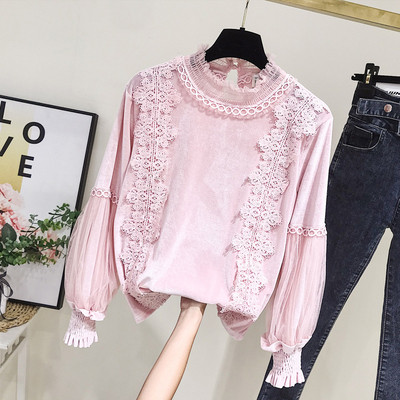 Κομψή γυναικεία μπλούζα με χαμηλό γιακά σε ροζ και άσπρο χρώμα