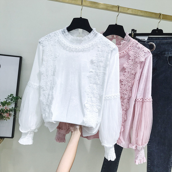 Κομψή γυναικεία μπλούζα με χαμηλό γιακά σε ροζ και άσπρο χρώμα