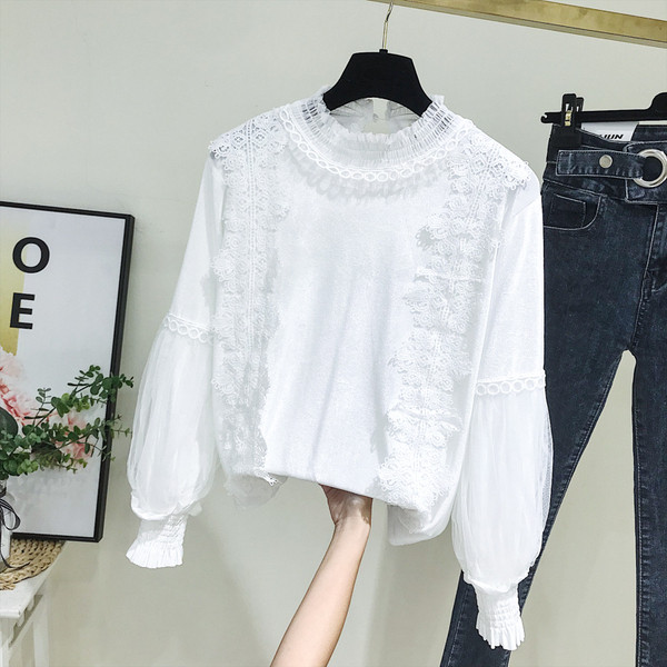 Κομψή γυναικεία μπλούζα με χαμηλό γιακά σε ροζ και άσπρο χρώμα